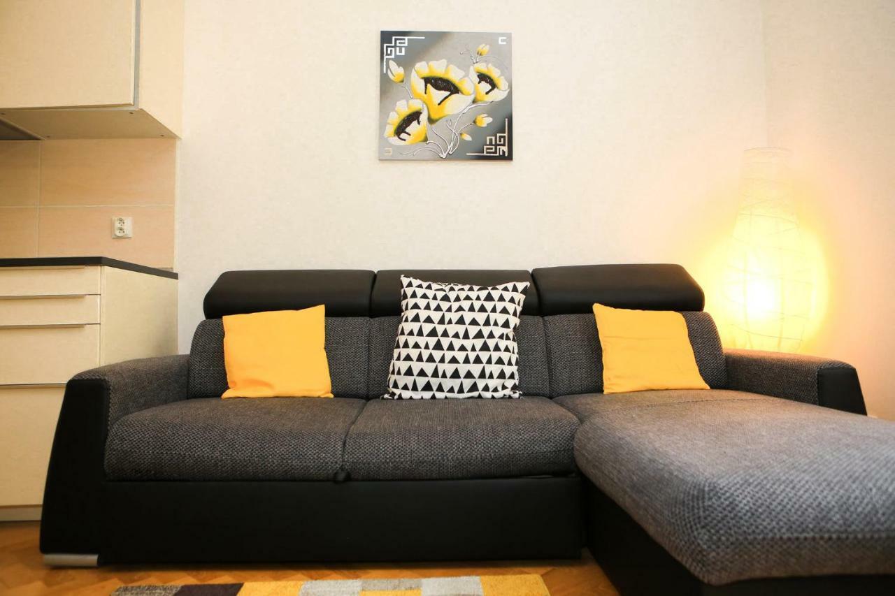 Yellow Apartment Few Steps From Metro Prague Luaran gambar