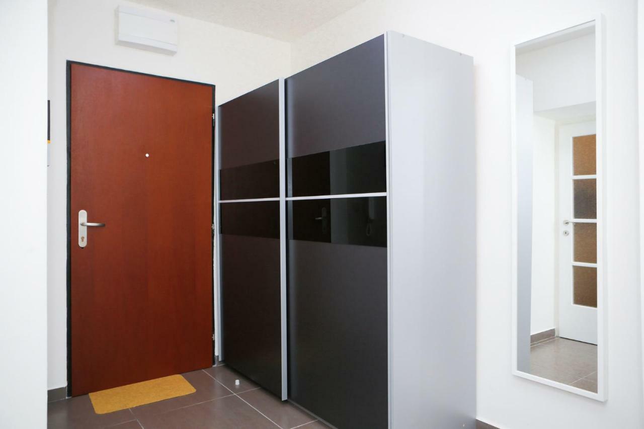 Yellow Apartment Few Steps From Metro Prague Luaran gambar