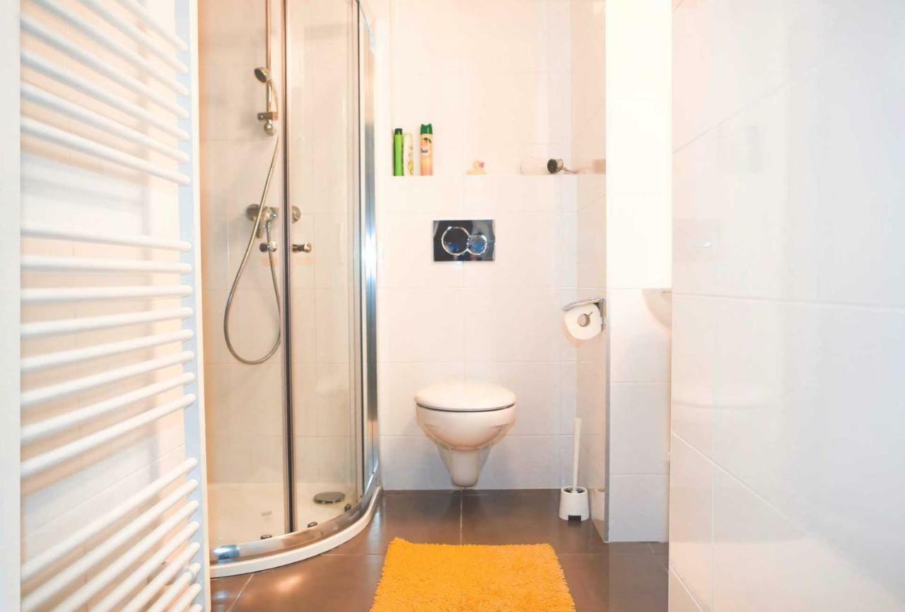Yellow Apartment Few Steps From Metro Prague Luaran gambar