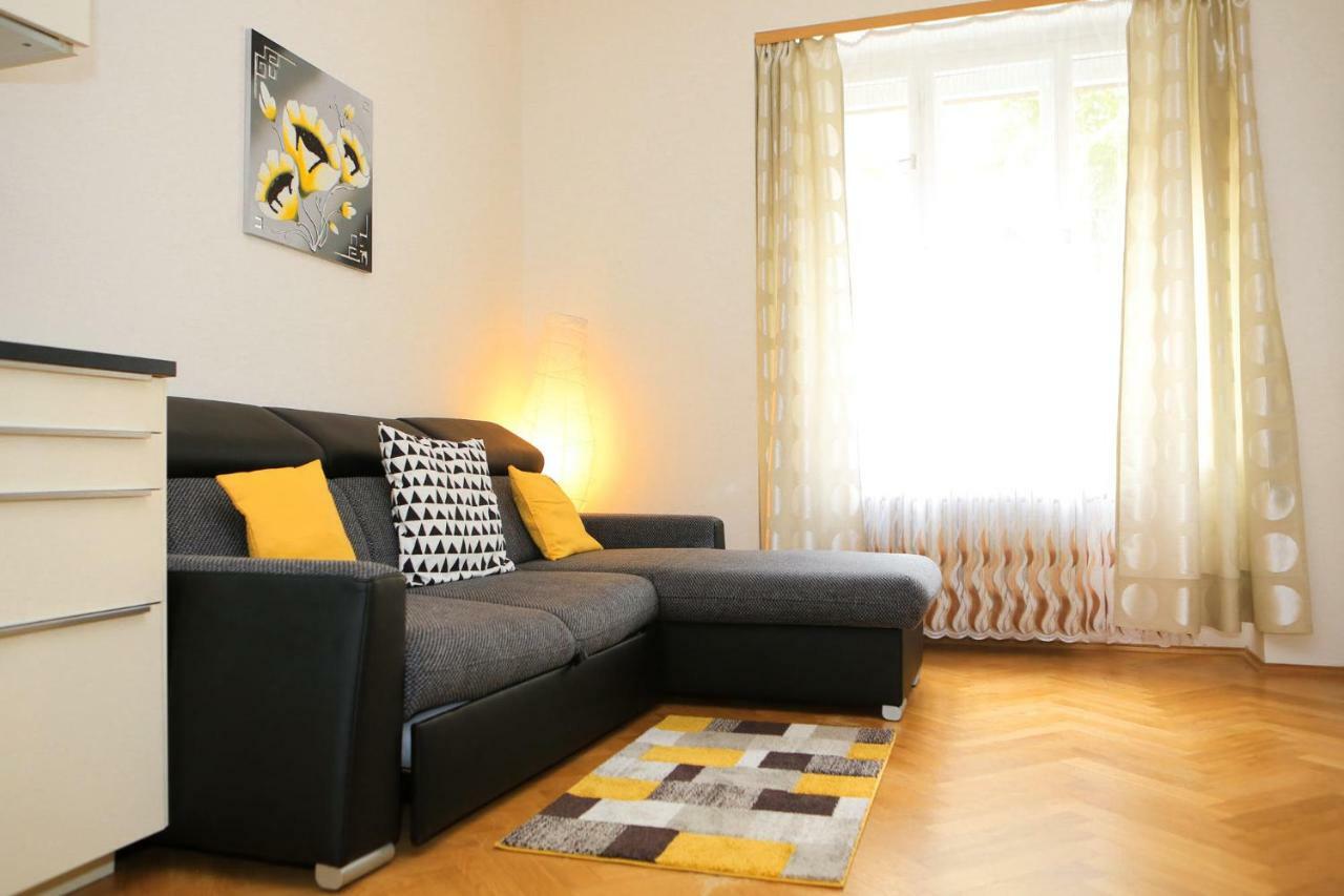 Yellow Apartment Few Steps From Metro Prague Luaran gambar