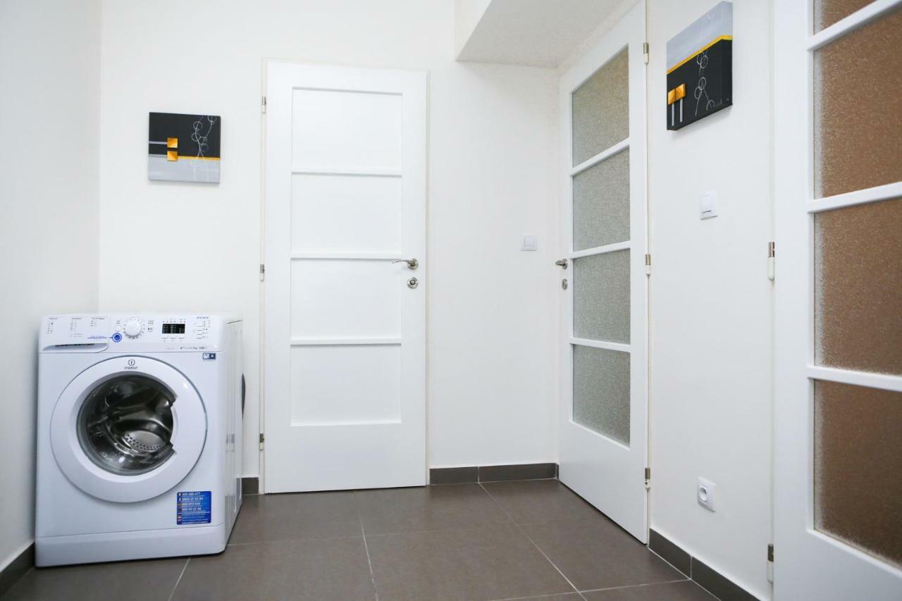 Yellow Apartment Few Steps From Metro Prague Luaran gambar