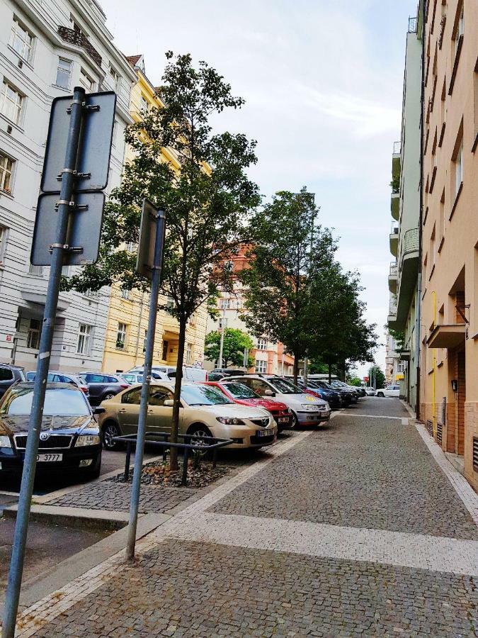 Yellow Apartment Few Steps From Metro Prague Luaran gambar