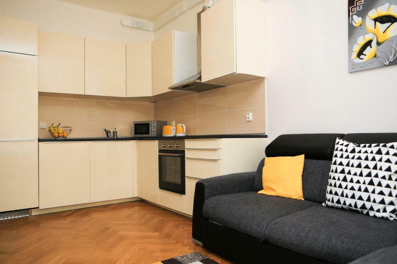 Yellow Apartment Few Steps From Metro Prague Luaran gambar