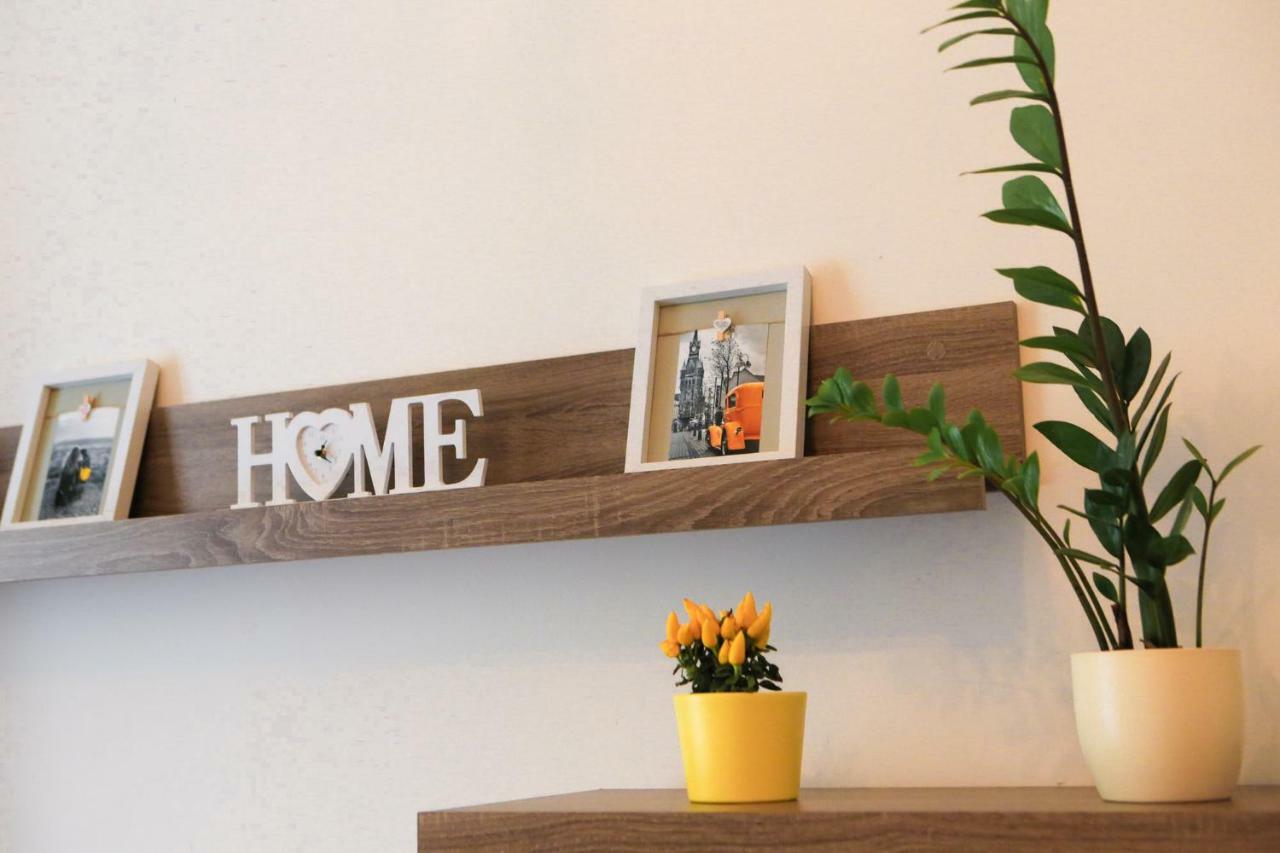 Yellow Apartment Few Steps From Metro Prague Luaran gambar