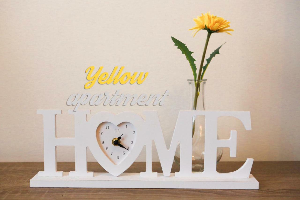 Yellow Apartment Few Steps From Metro Prague Luaran gambar