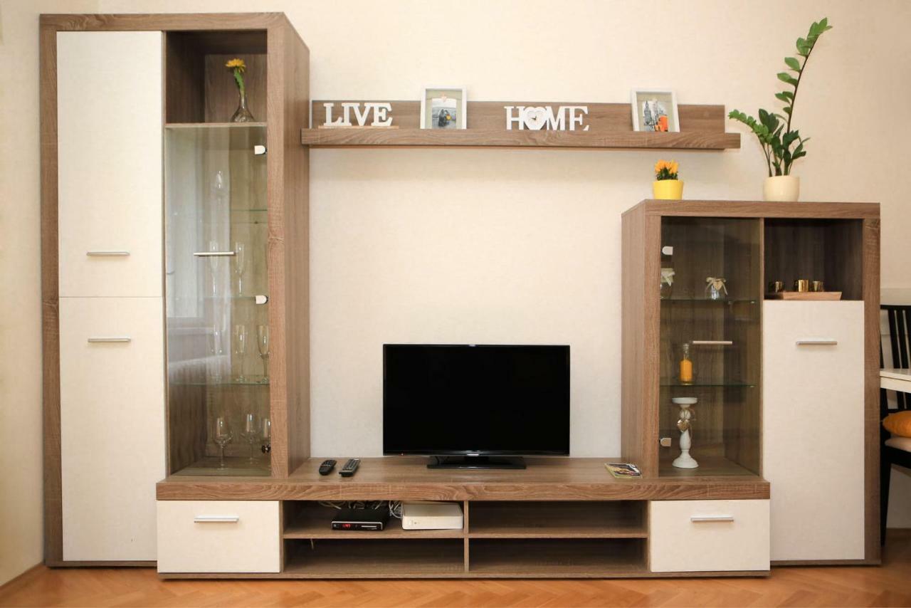 Yellow Apartment Few Steps From Metro Prague Luaran gambar