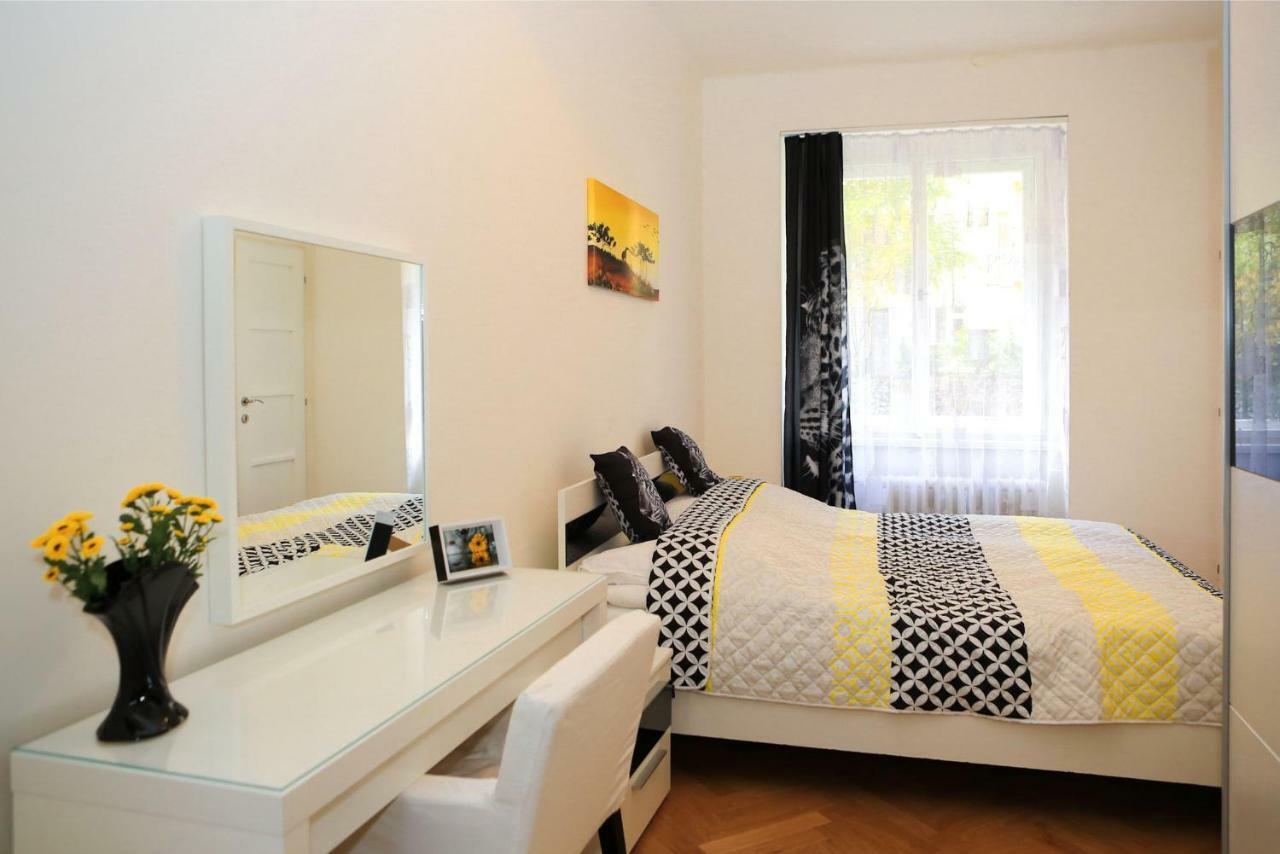 Yellow Apartment Few Steps From Metro Prague Luaran gambar