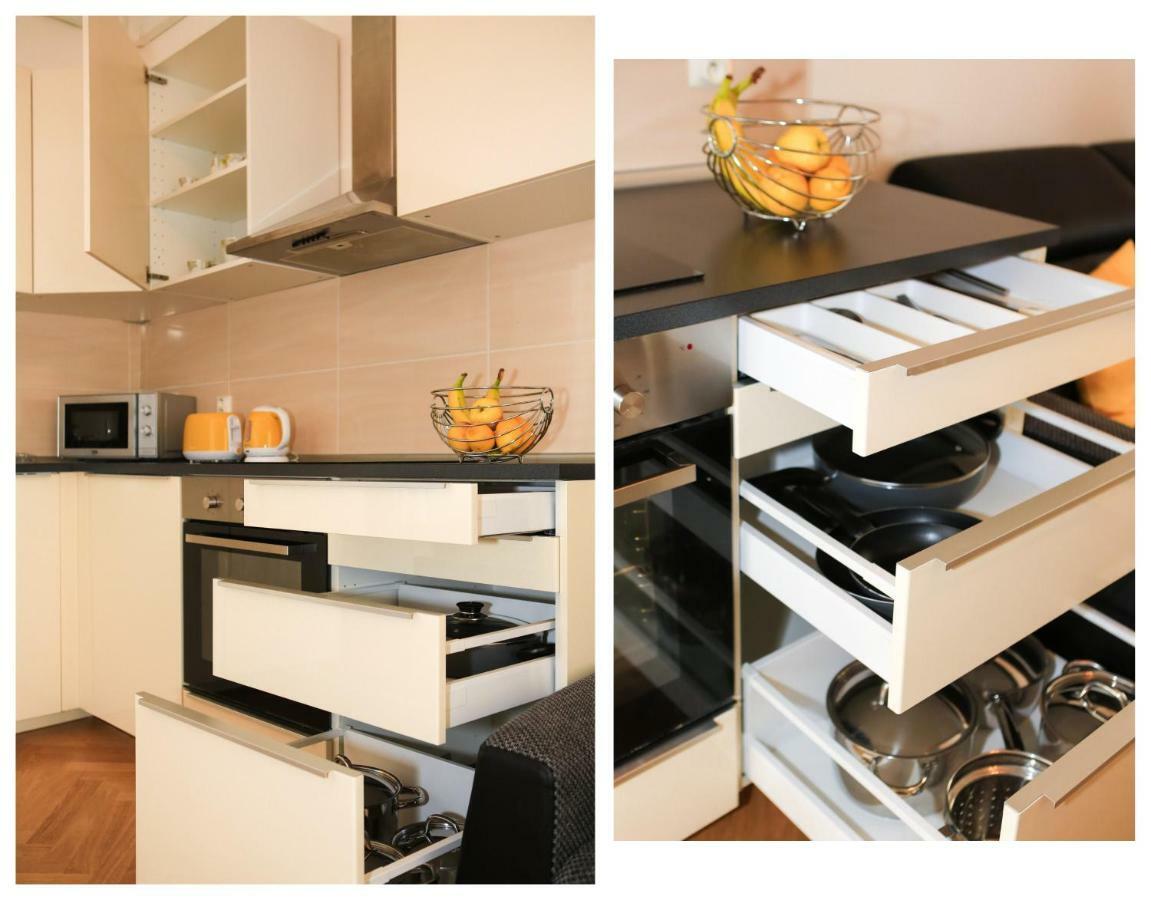 Yellow Apartment Few Steps From Metro Prague Luaran gambar